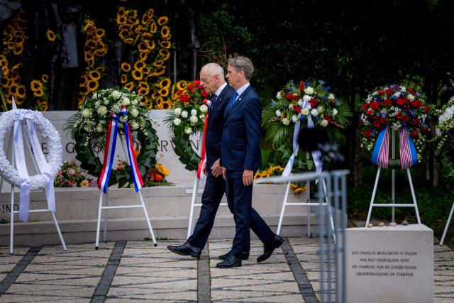 Kamervoorzitter Martin Bosma en naast hem Eerste Kamervoorzitter Jan Anthonie Bruijn lopen tussen de kransen bij het monument terug naar hun stoelen.