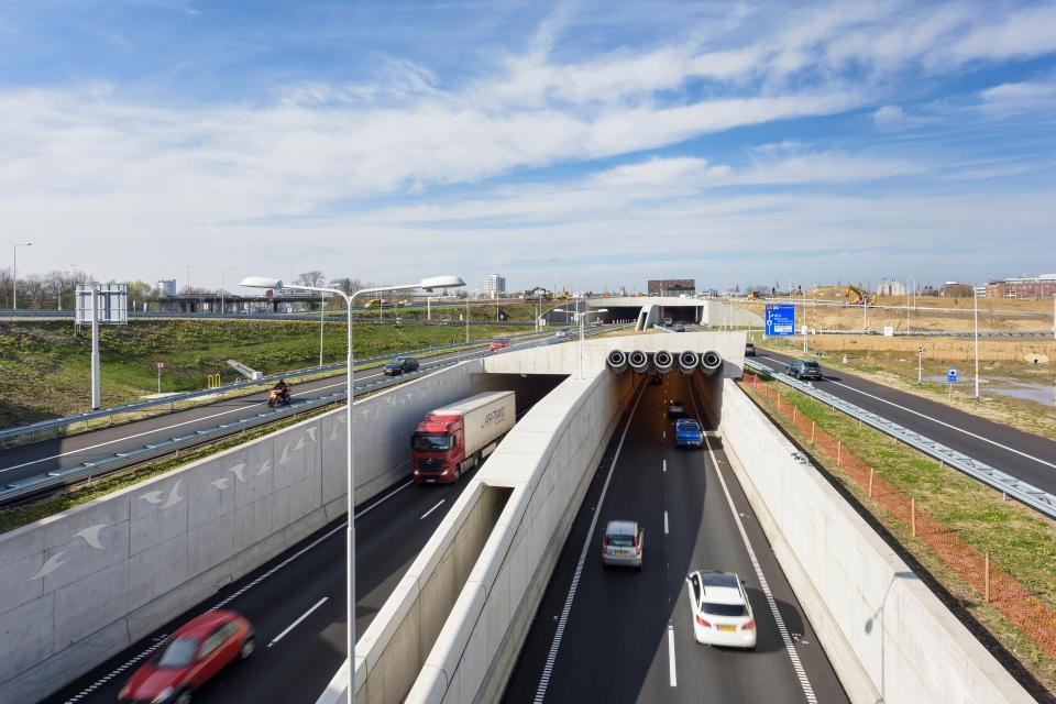 Verkeer rijdt een tunnel in met luchtfilters