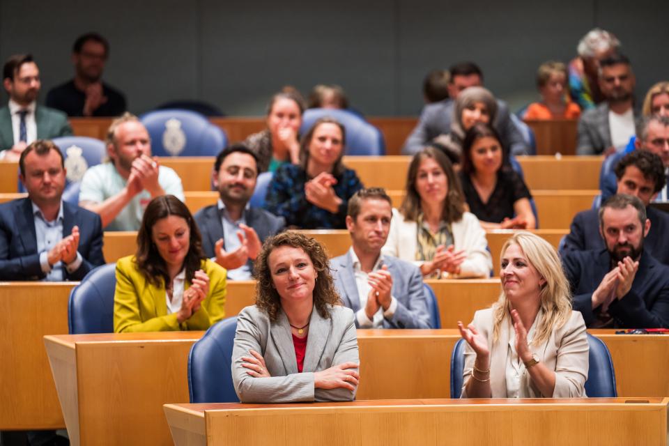 Kamerleden klappen voor Kamerlid Renske Leijten in de plenaire zaal.