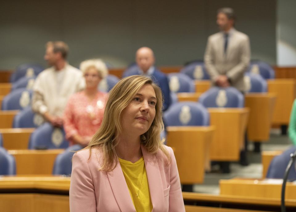 Kamerlid Nicole Temmink staat in de plenaire zaal. Kamerleden zijn voor haar opgestaan.