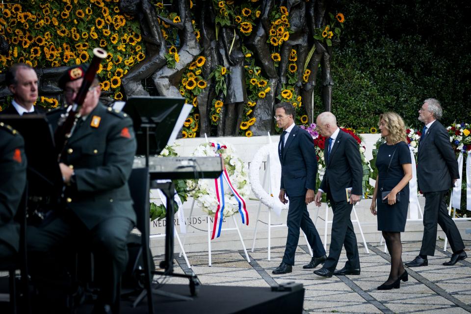 demissionair minister-president Mark Rutte, Eerste Kamervoorzitter Jan Anthonie Bruijn en Tweede Kamervoorzitter Vera Bergkamp voor het Indisch Monument.