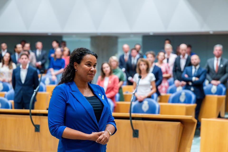 Simone Richardson staat midden in de plenaire zaal om te worden beëdigd. 