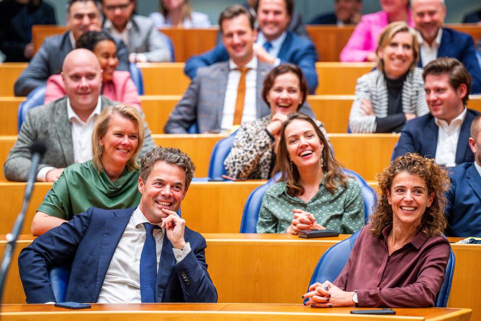 Jeroen van Wijngaarden tussen zijn partijgenoten in de plenaire zaal.