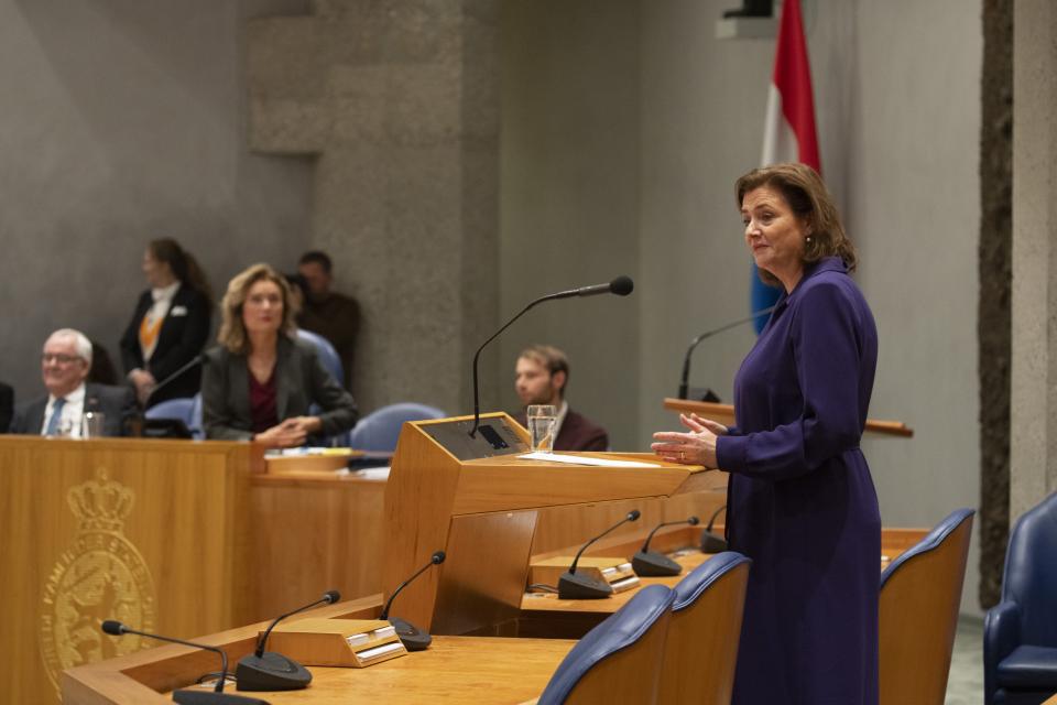 Vicepremier Karien van Gennip spreekt in de plenaire zaal Vera Bergkamp toe.