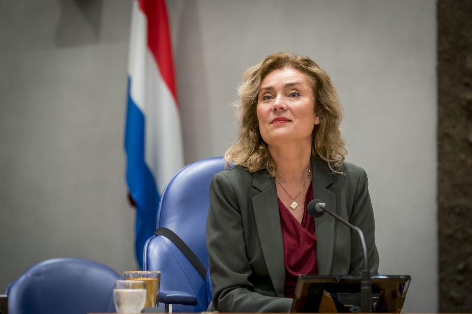 Kamervoorzitter Vera Bergkamp in de plenaire zaal.