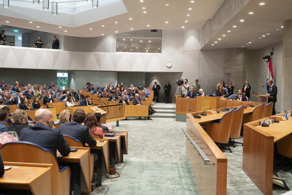 Kamerleden zitten in de plenaire zaal en luisteren naar de afscheidsspeech van Cees van der Staaij.