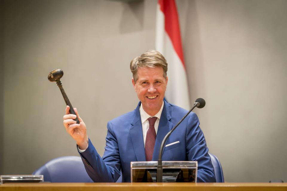 Kamervoorzitter Martin Bosma zit in de voorzittersstoel in de plenaire zaal. In zijn rechterhand houdt hij de voorzittershamer. 