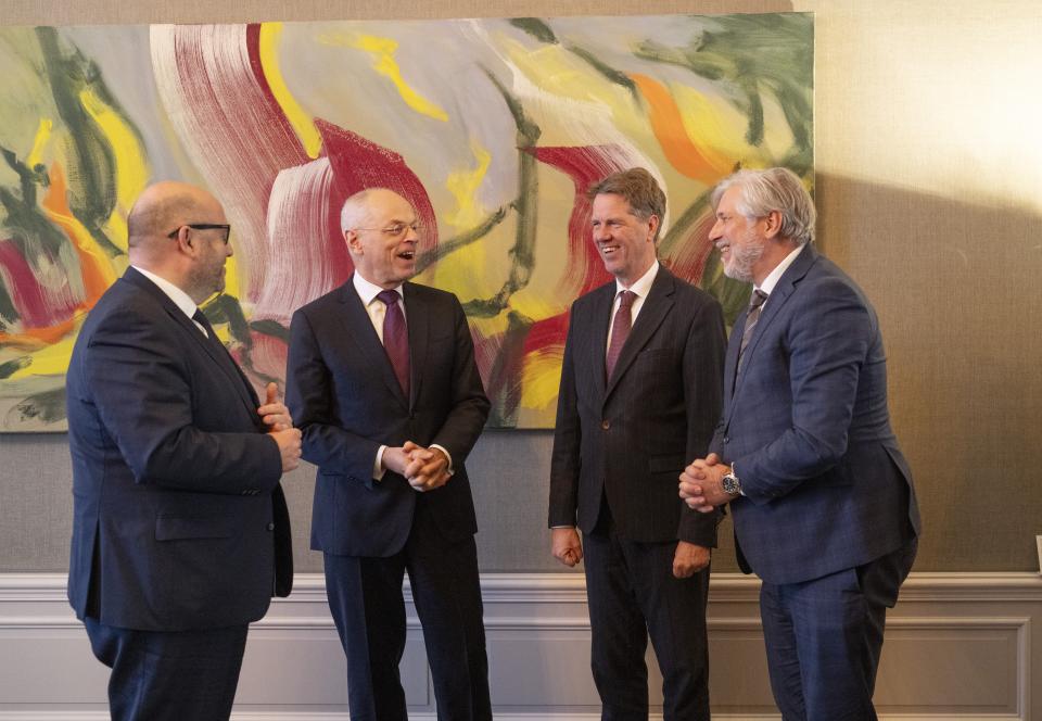 Op de voorgrond staan van links naar rechts: Remco Nehmelman, Jan Anthonie Bruijn, Martin Bosma en Peter Oskam. Op de achtergrond een kleurrijk schilderij.