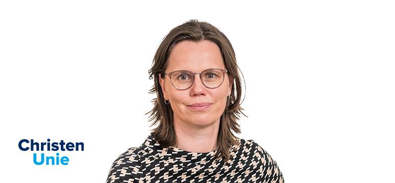 Portretfoto Mirjam Bikker met partijlogo CU