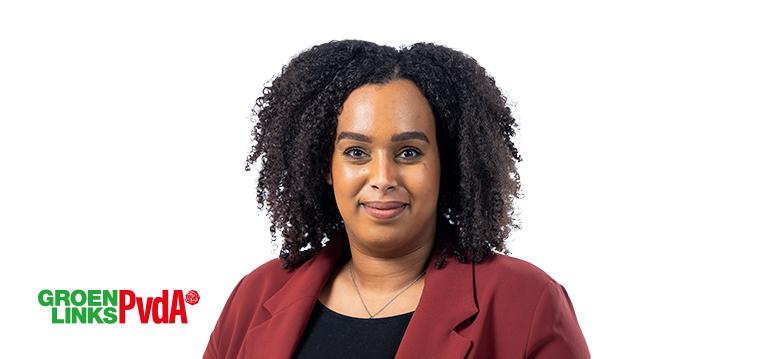 Portretfoto Mikal Tseggai met partijlogo GroenLinks PvdA