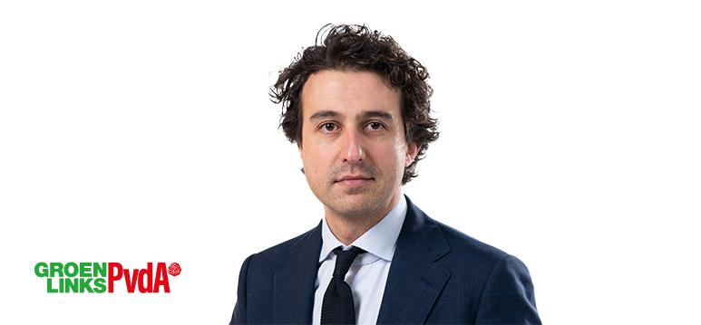 Fotot van Jesse Klaver met partijlogo GroenLinks-PvdA