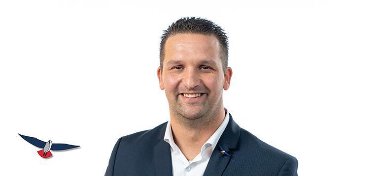 Portretfoto Patrick Crijns met partijlogo PVV