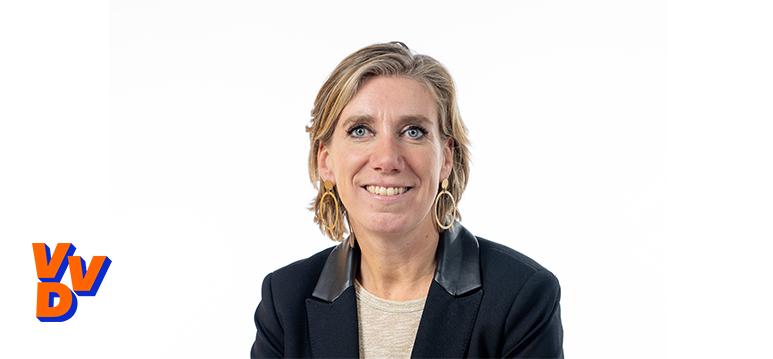 Portretfoto Ingrid Michon Derkzen met partijlogo VVD