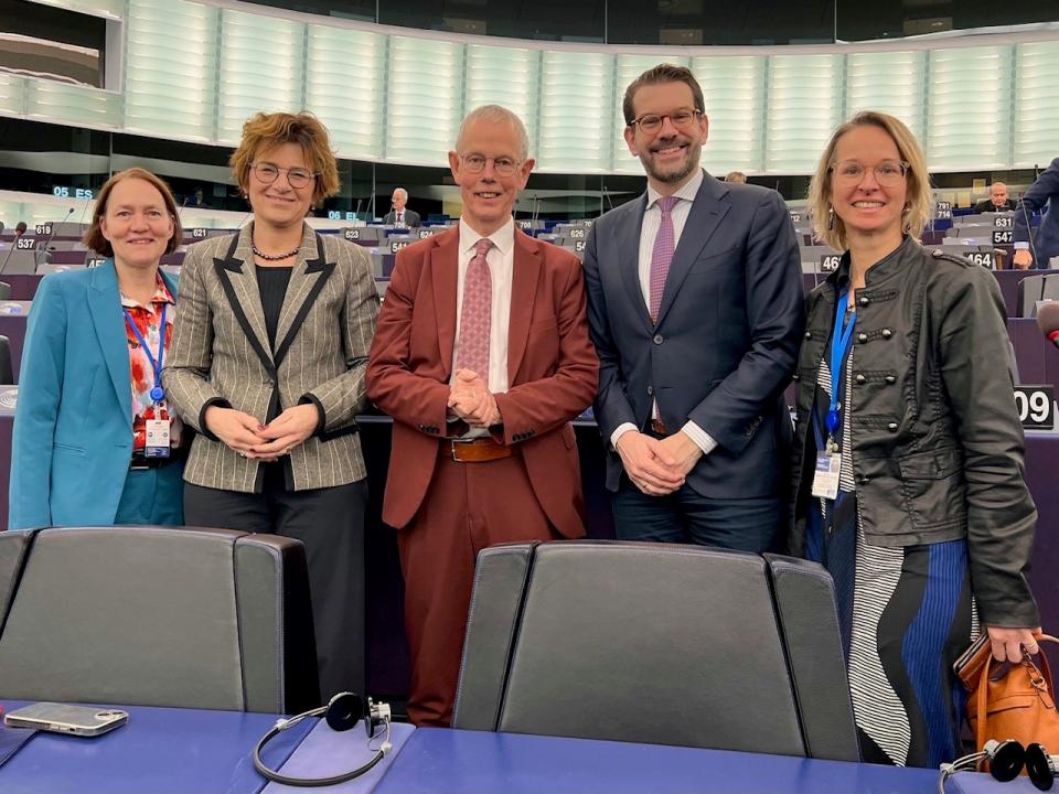 De 5 deelnemende Nederlandse Kamerleden staan naast elkaar 