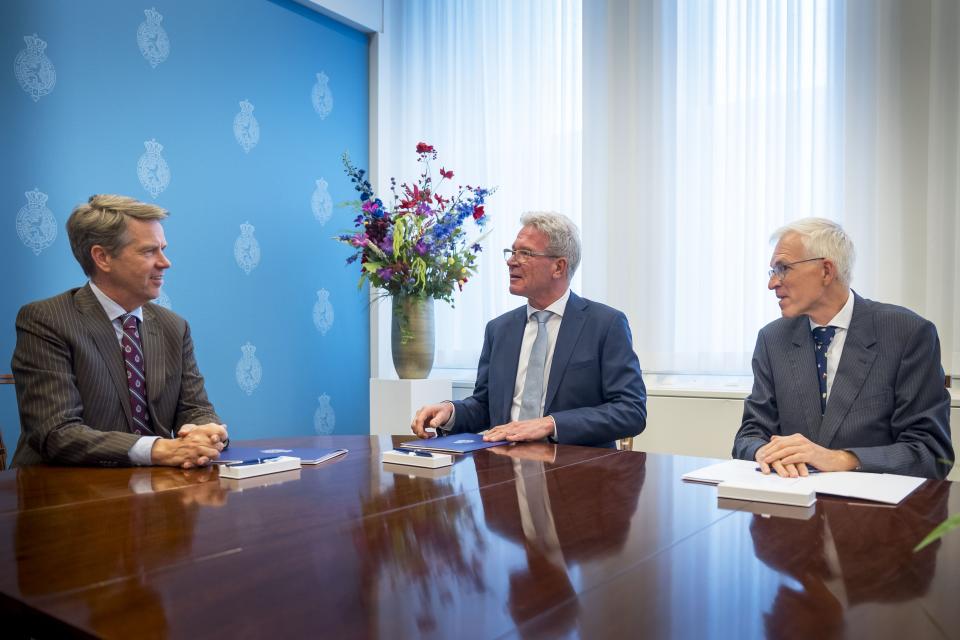 Kamervoorzitter Martin Bosma overhandigt een document aan informateurs Elbert Dijkgraaf en Richard van Zwol in de Schrijfkamer van de Tweede Kamer.