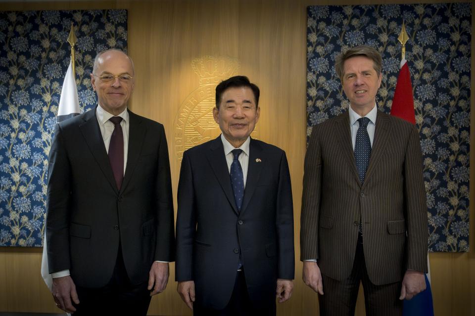 Op de voorgrond Eerste Kamervoorzitter Jan Anthonie Bruijn, Zuid-Koreaanse parlementsvoorzitter Kim Jin-pyo en Tweede Kamervoorzitter Martin Bosma. Op de achtergrond twee vlaggen, het logo van de Tweede Kamer in hout gegraveerd en wanden met bloemenmotief.