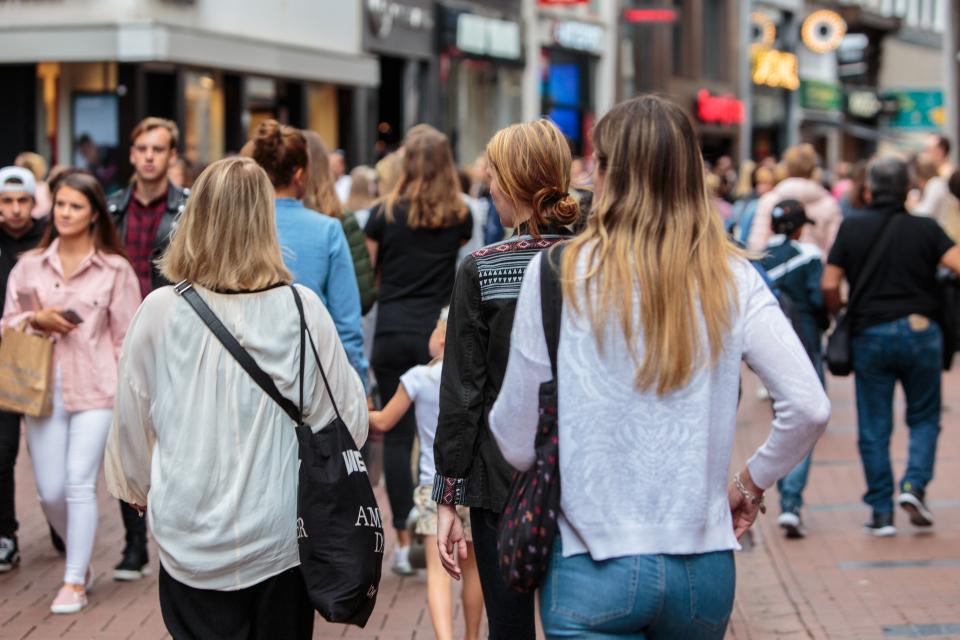 Een drukke winkelstraat.