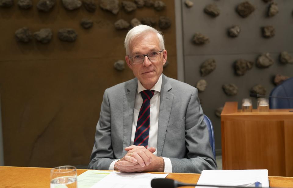 Richard van Zwol tijdens het debat in de plenaire zaal. Hij zit in vak K, waar gewoonlijk de bewindslieden plaatsnemen. 