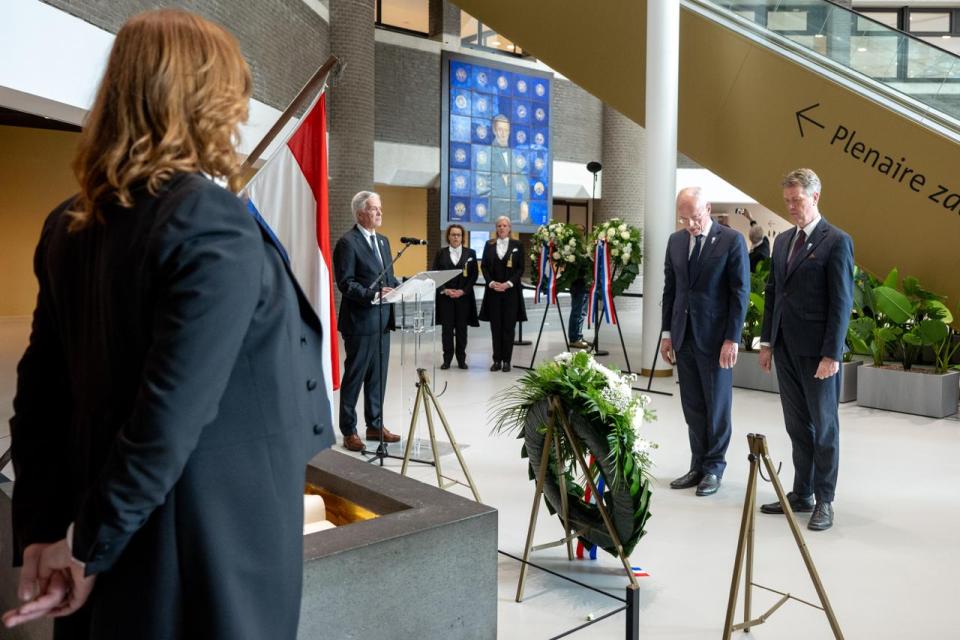 De erelijst met daarvoor opgesteld een krans op een standaard. Tweede Kamervoorzitter Martin Bosma (rechts) en Eerste Kamervoorzitter Jan Anthonie Bruijn staan naast elkaar naar de krans gekeerd. 