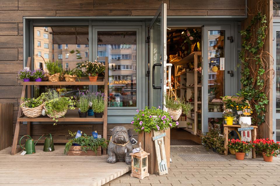 De voorgevel van een kleine bloemenwinkel