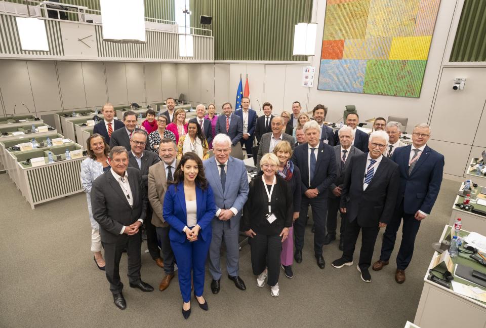 De leden van het Benelux Parlement staan in de Plenaire Zaal van de Eerste Kamer.