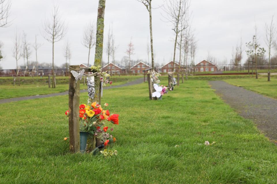 Gedenkmonumenten met bloemen in Vijfhuizen.