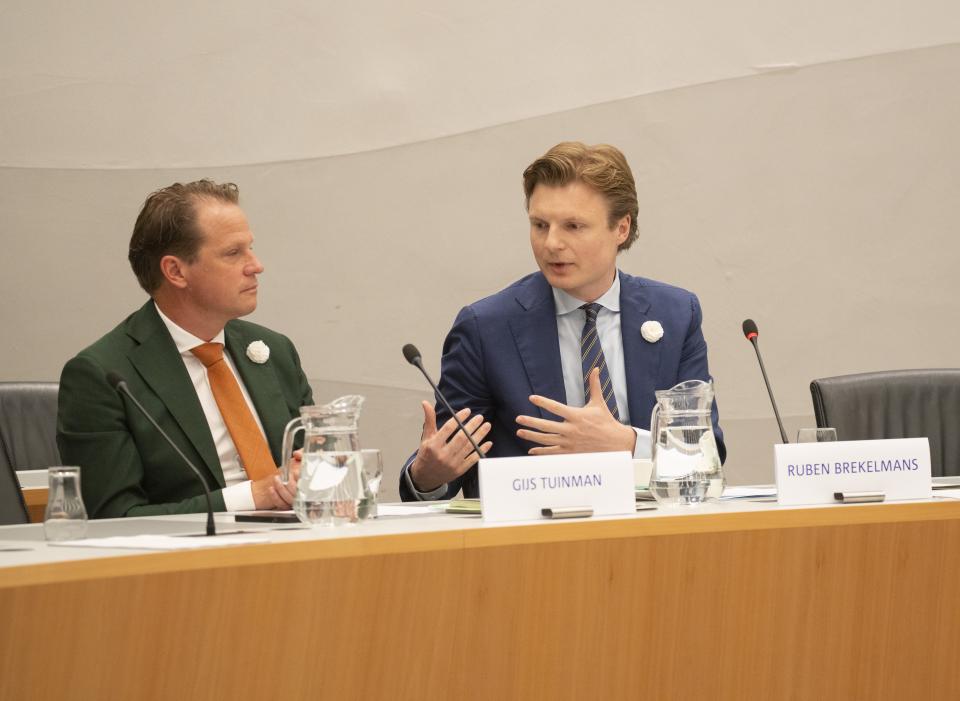 De twee kandidaat-bewindspersonen van Defensie zitten naast elkaar aan een tafel achter microfoons.