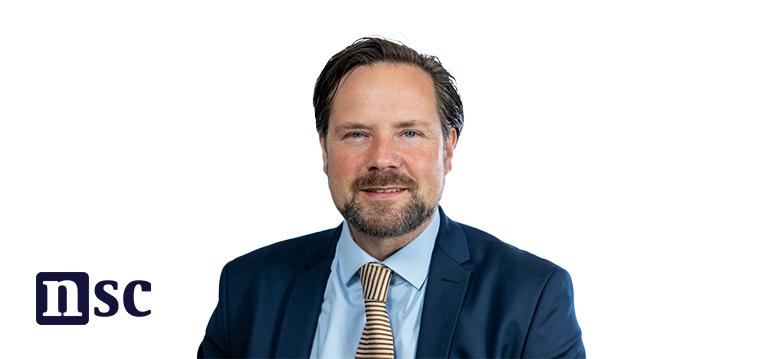 Portret Diederik Boomsma met partijlogo NSC