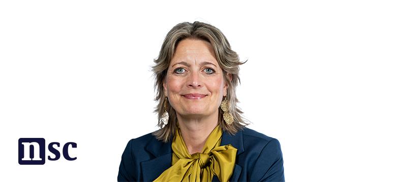 Portretfoto Ilse Saris met partijlogo NSC