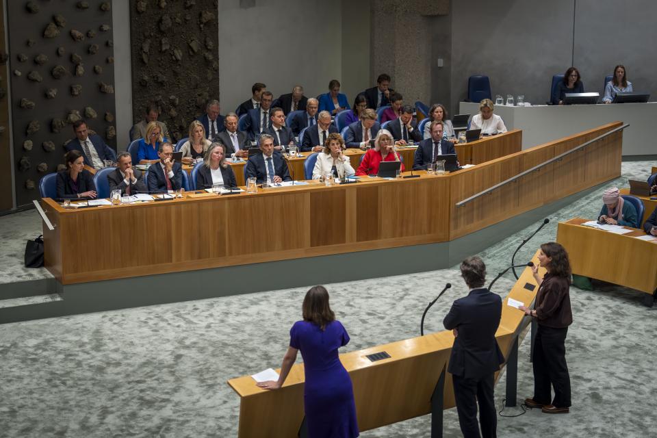 Dick Schoof  staat bij het spreekgestoelte en geeft antwoord op vragen van politici