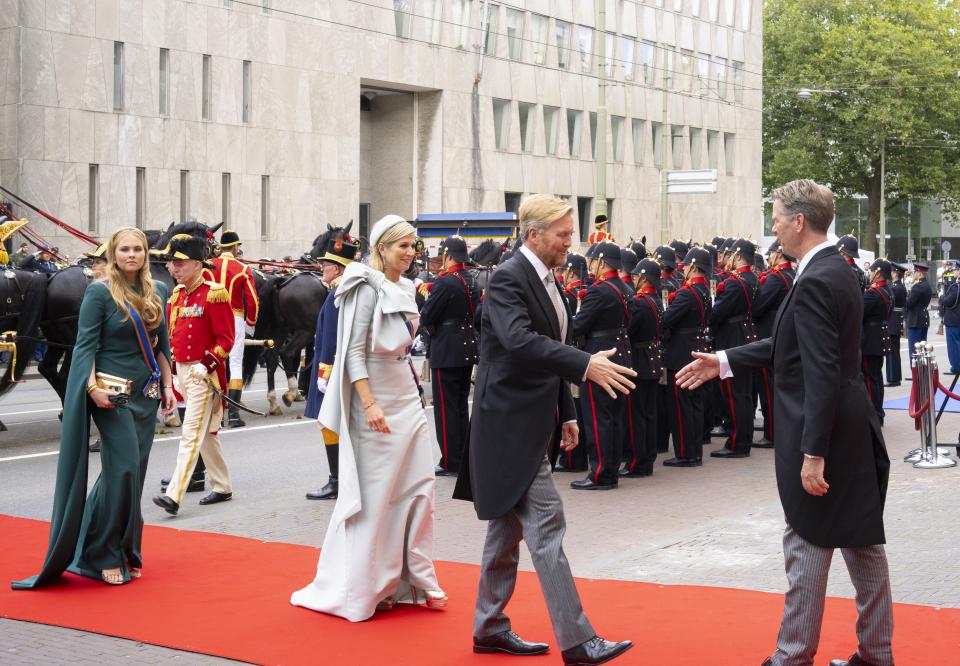 Kamervoorzitter Martin Bosma, rechts op de foto, schudt de hand van de leden van het Koningspaar en prinses Amalia bij aankomst bij de Koninklijke Schouwburg. 