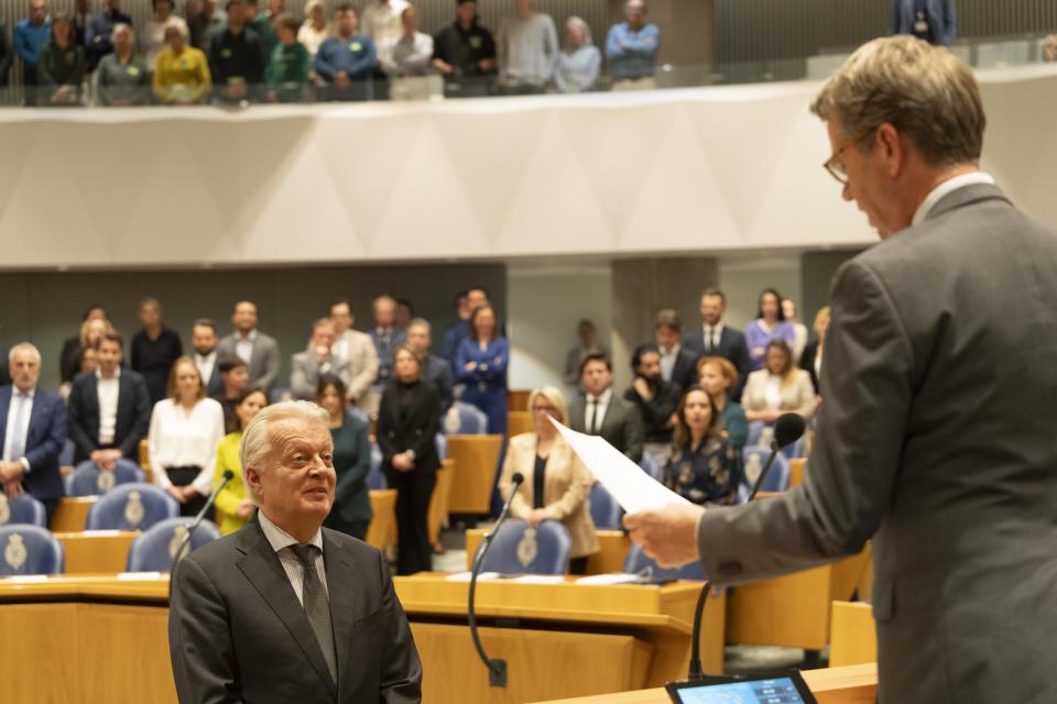 De plenaire zaal in de Tweede Kamer met op de voorgrond staand Kamervoorzitter Martin Bosma kijkend op een papier en Kamerlid Ralf Dekker.