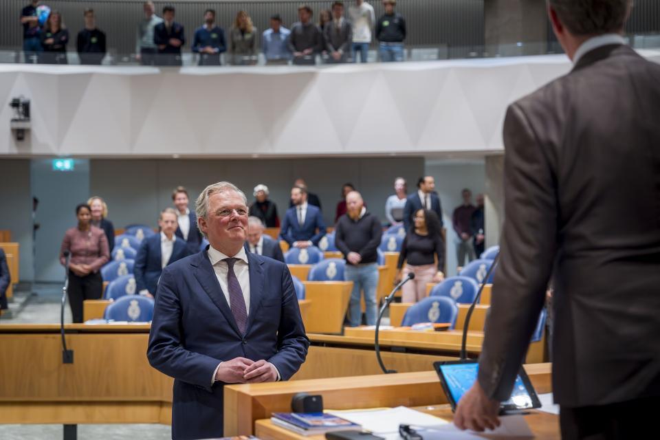 De plenaire zaal in de Tweede Kamer met op de voorgrond staand Kamervoorzitter Martin Bosma en Kamerlid Folkert Idsinga. 