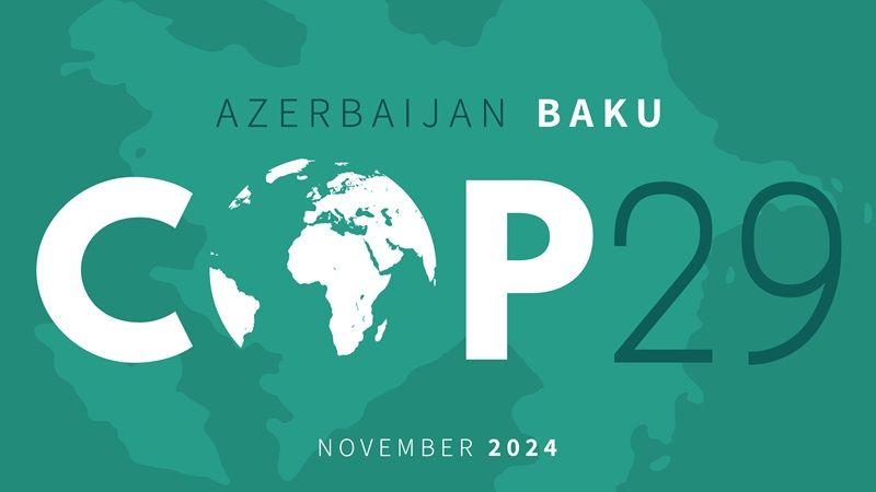 Logo van de conferentie. Zeegroene achtergrond met daarop de letters COP29, Azerbaijan, Baku, november 2024. In het midden een groen met witte wereldbol. 