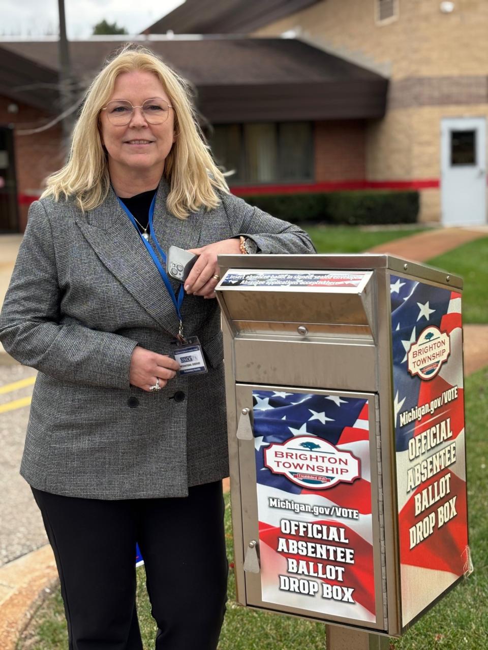 Eerste Kamerlid Van Toorenburg staat naast een Absentee Ballot Drop box in Amerika