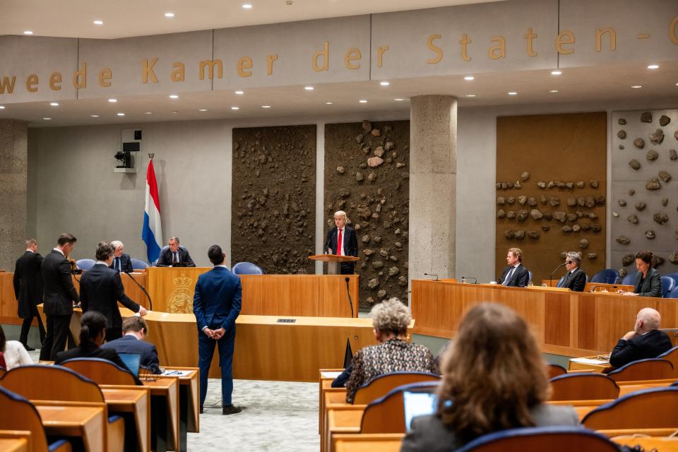 Overzicht van de plenaire zaal met Wilders achter het spreekgestoelte