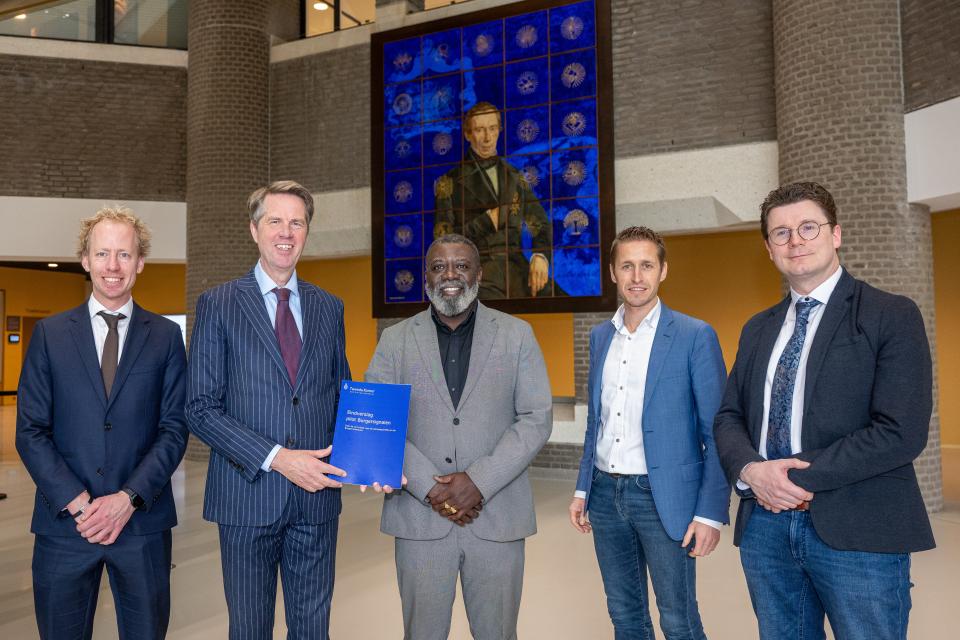 Vijf personen staan voor een kunstwerk in de Statenpassage van de Tweede Kamer. V.l.n.r.: Kamerlid Arend Kisteman, Kamervoorzitter Martin Bosma,  commissievoorzitter Raoul White, Kamerlid Michiel van Nispen en Kamerlid Jan Valize.