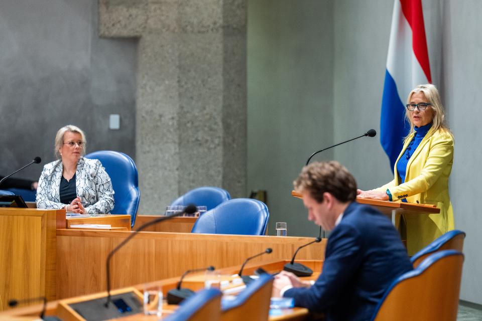 Wanda de Kanter staat achter de microfoon tijdens het debat over burgerinitiatief Nicotinee