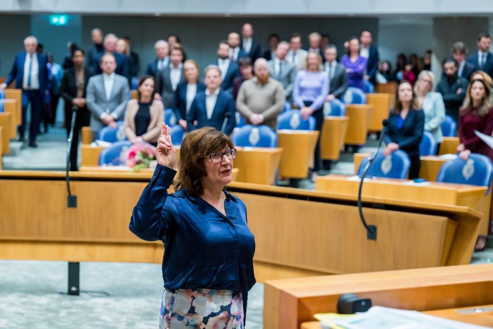 Middenin de plenaire zaal legt Ria de Korte de eed af.