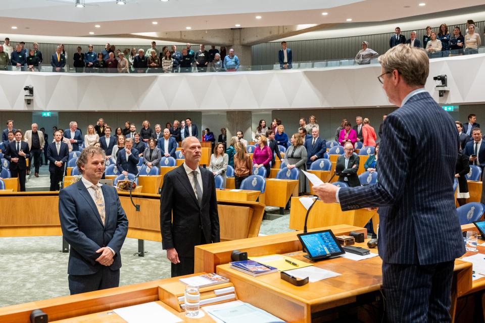 De plenaire zaal in de Tweede Kamer met op de voorgrond staand Kamervoorzitter Martin Bosma en Kamerleden Sander van Waveren en Willem Koops