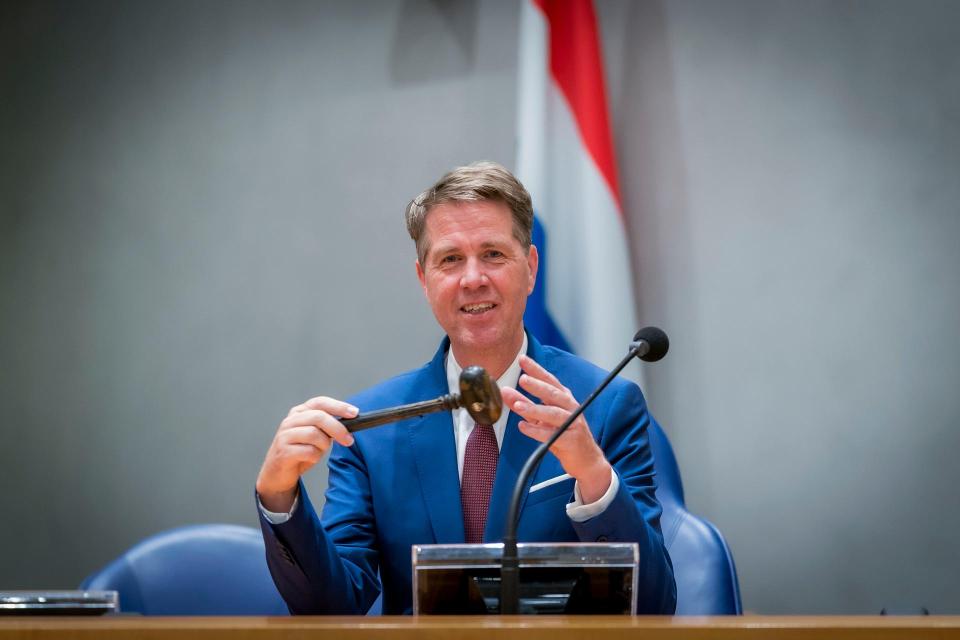 Kamervoorzitter Martin Bosma in zijn voorzittersgestoelte, met achter zich de Nederlandse vlag en de voorzittershamer in de hand. 