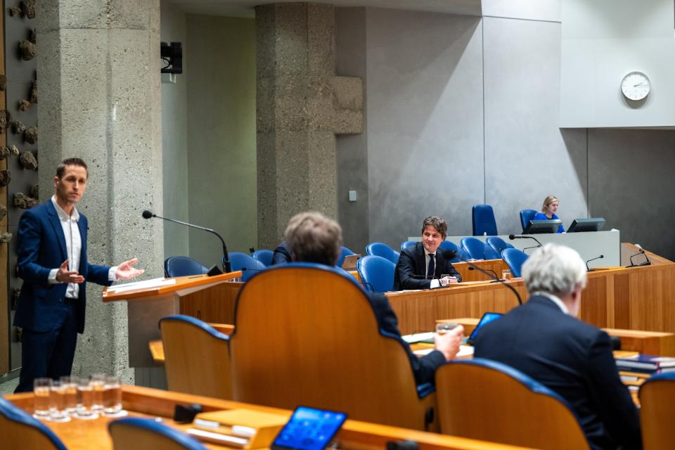 Michiel van Nispen staat achter het spreekgestoelte en Henri Bontenbal zit in het vak van het kabinet.