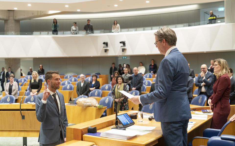 Martin Oostenbrink wordt beëdigd in de plenaire zaal door Kamervoorzitter Martin Bosma. 