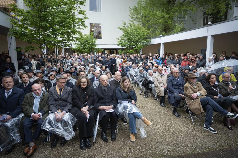 Kamervoorzitter Martin Bosma op de voorste rij in het publiek tijdens de Jom Hasjoa herdenking.