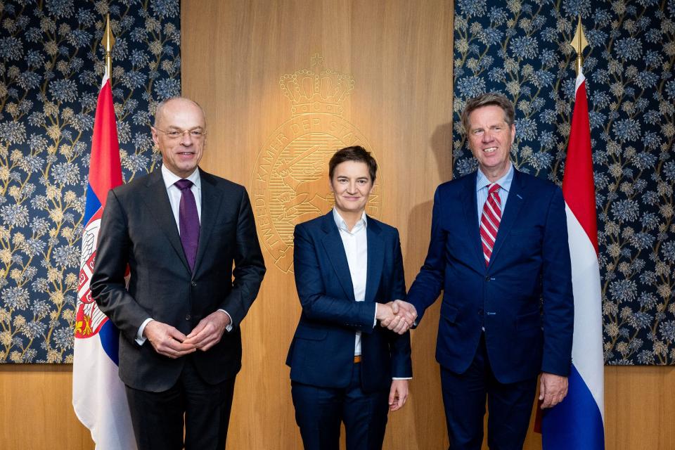 Eerste Kamervoorzitter Jan Anthonie Bruijn, parlementsvoorzitter van Servië Ana Brnabić en Tweede Kamervoorzitter Martin Bosma staan voor 2 vlaggen.