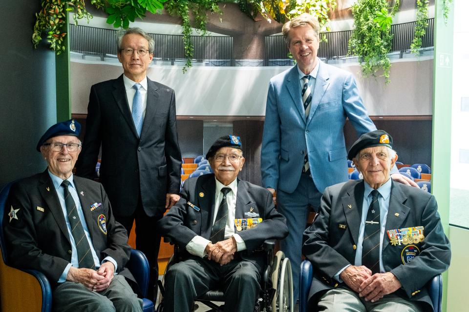 Kamervoorzitter Martin Bosma en ambassadeur Seok In Hong staan naast elkaar, voor hen zitten de drie veteranen die bij de opening aanwezig waren.