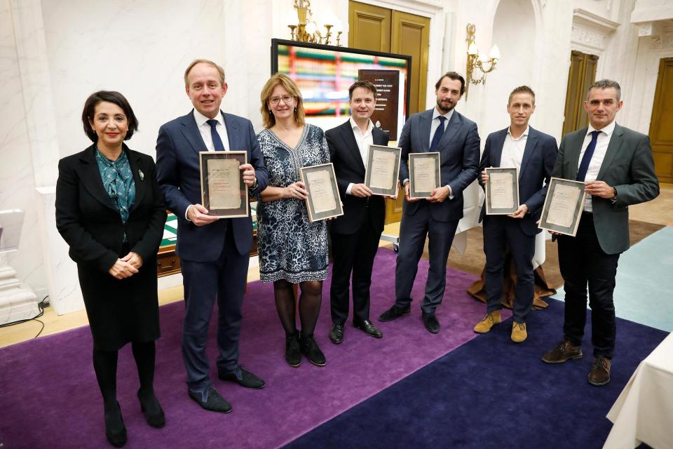 De werkgroep-Van der Staaij na de overhandiging van haar voorstel voor een nieuw Reglement van Orde aan Kamervoorzitter Khadija Arib