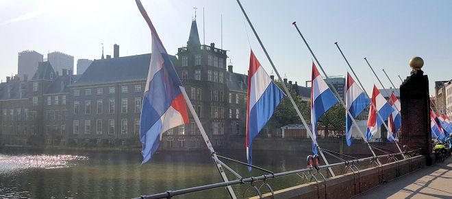 Aan de Hofvijver hangen op 4 mei de vlaggen halfstok