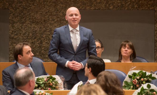 Kamerlid Raemakers staat in plenaire zaal