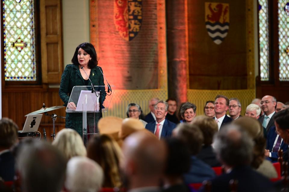 Voorzitter Arib spreekt over 100 jaar algemeen kiesrecht tijdens de viering in de Ridderzaal